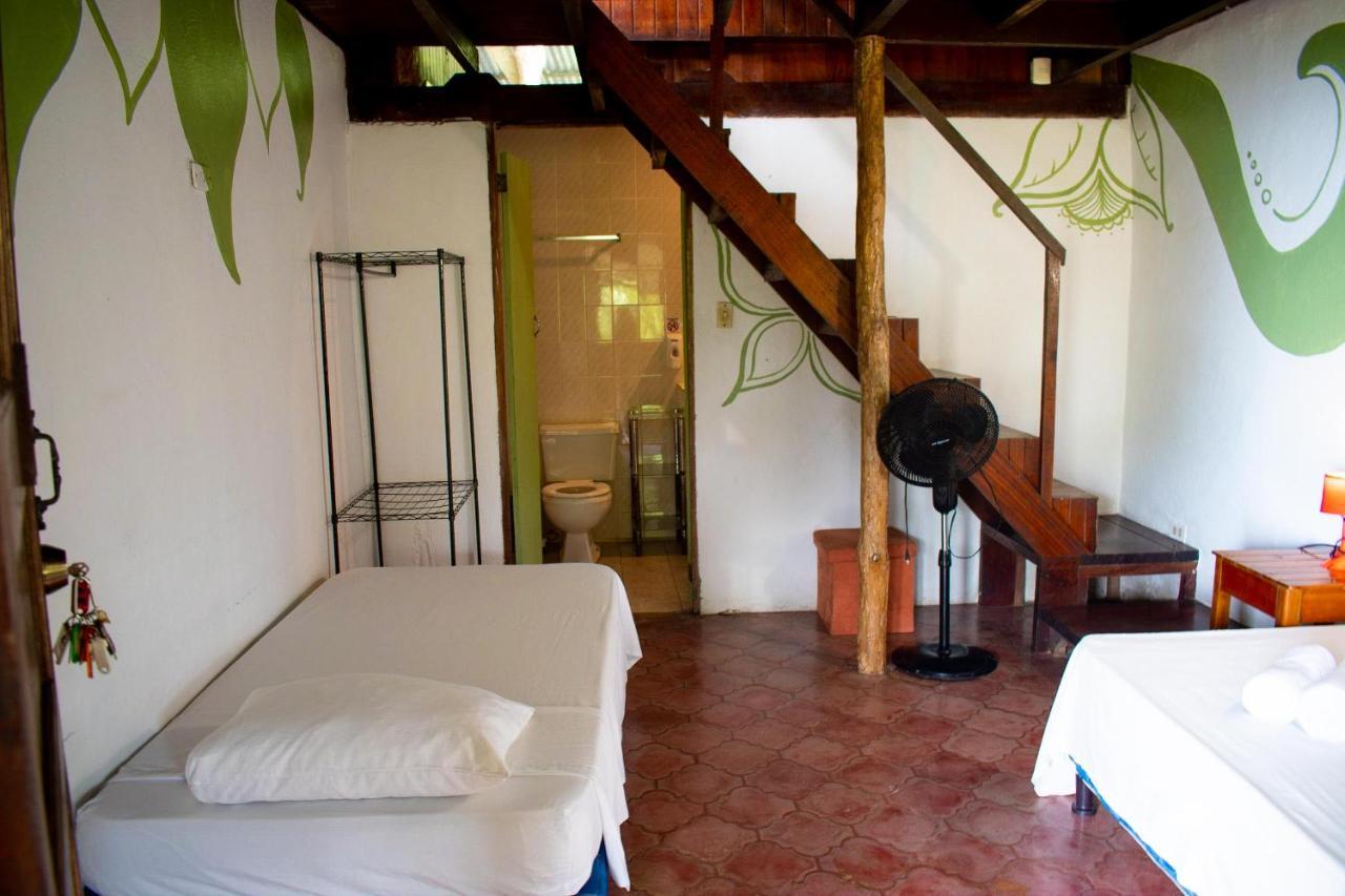 Hostel Plinio Manuel Antonio Eksteriør bilde